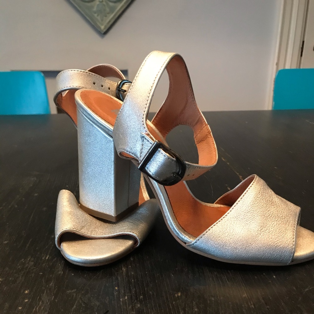 Renvy Sandals - like new
